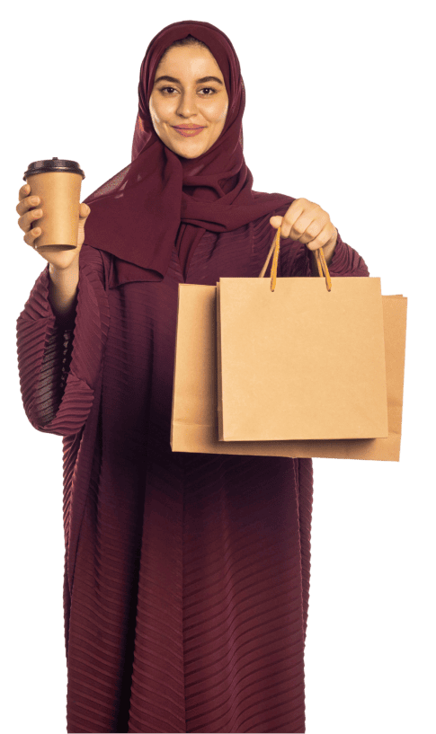 امرأة تسوق وتسدد بسهولة